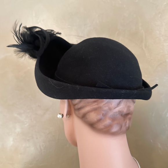 STUNNING 19409s\' BLACK FELT HAT WITH INDENTED BRIM AND BLACK FEATHER SPRAY main image 8